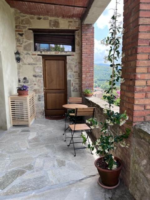 Casa Angolo Cantina Nel Castello Montegiovi Esterno foto